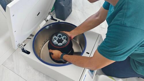 Dernières solutions de l'entreprise Un client thaïlandais a acheté une centrifugeuse Cenlen 2050 pour le pelletage des cellules microbiennes (sédimentation).